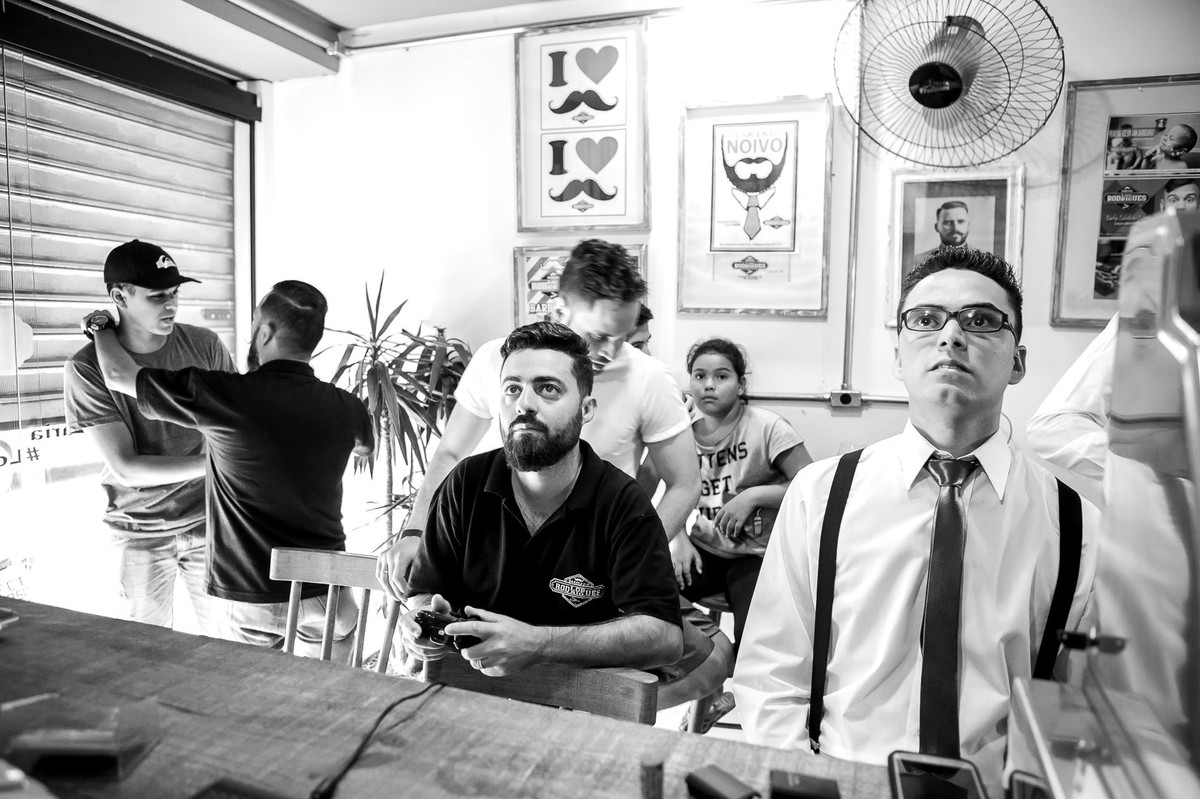 noivo e padrinhos na barbearia Los Rodrigues