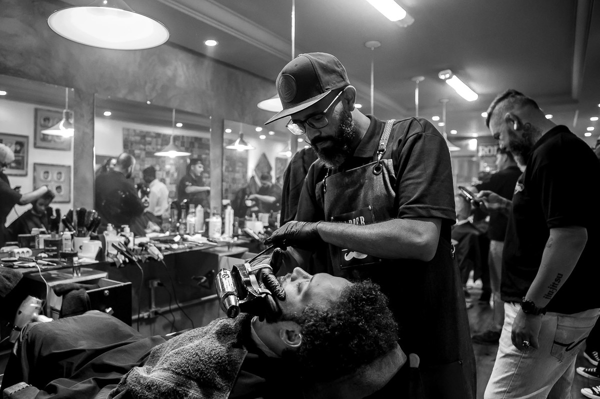 noivo e padrinhos na barbearia Los Rodrigues