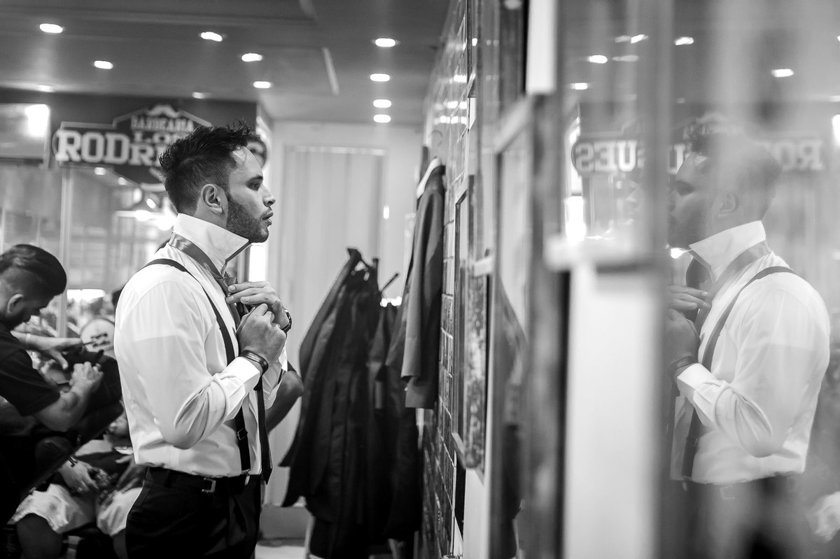 noivo e padrinhos na barbearia Los Rodrigues