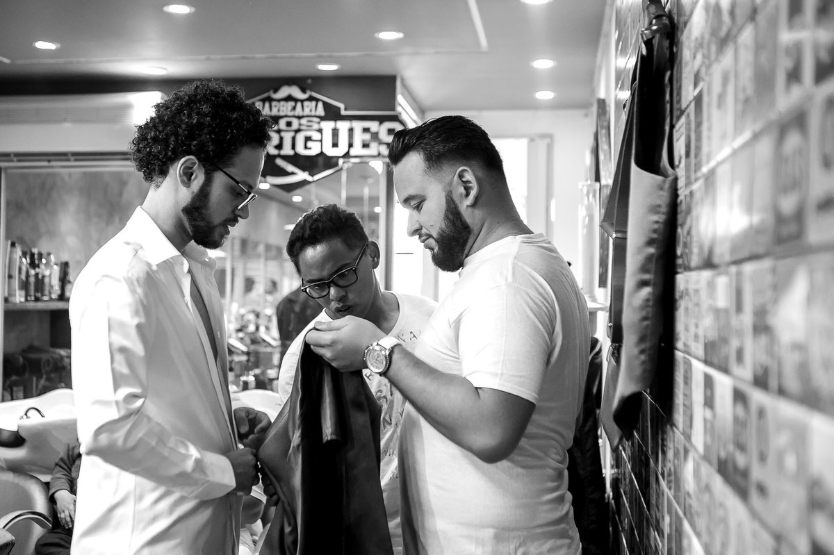 noivo e padrinhos na barbearia Los Rodrigues