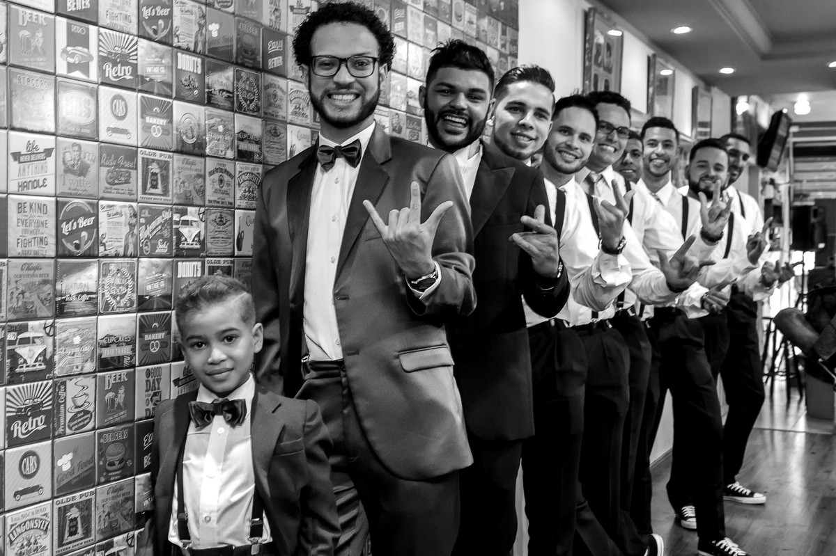 noivo e padrinhos prontos na barbearia Los Rodrigues