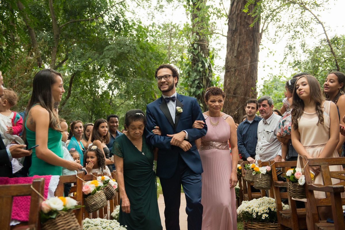 noivo entrando com a mãe e avó