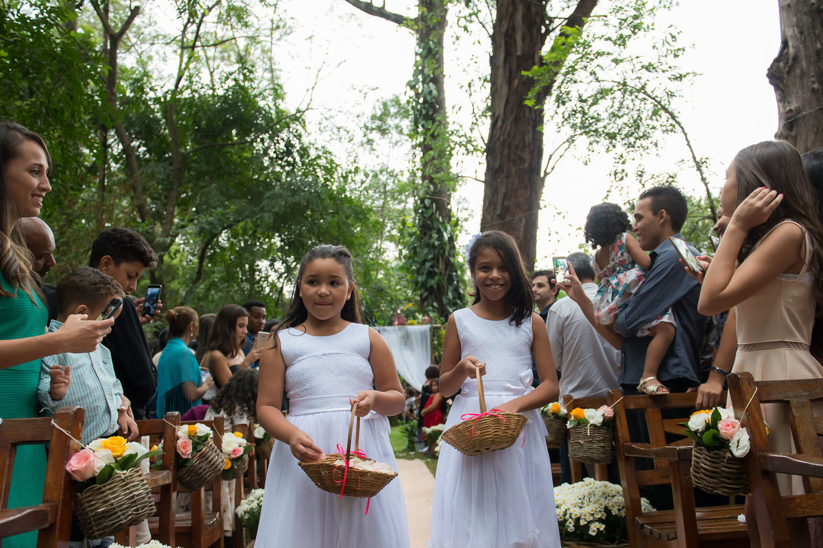 florista entrando no casamento do alex e lidi