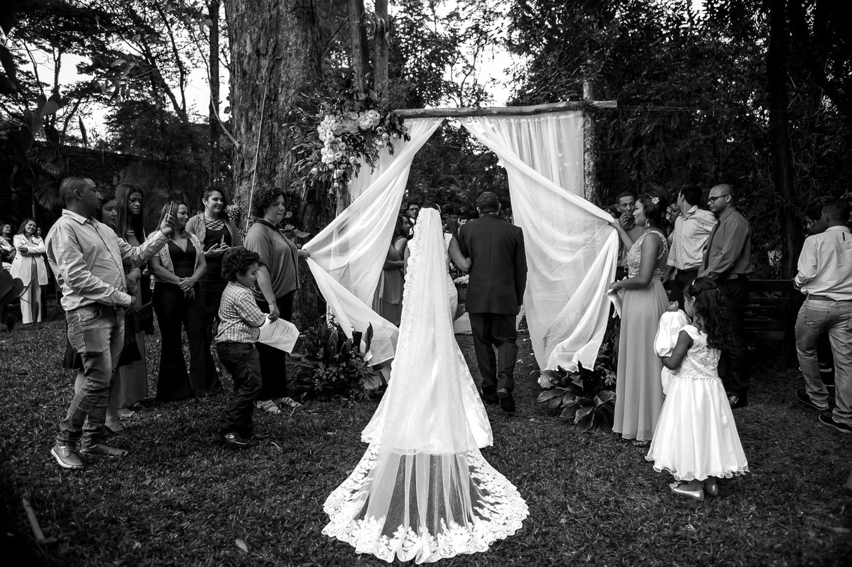 noiva entrando na cerimonia