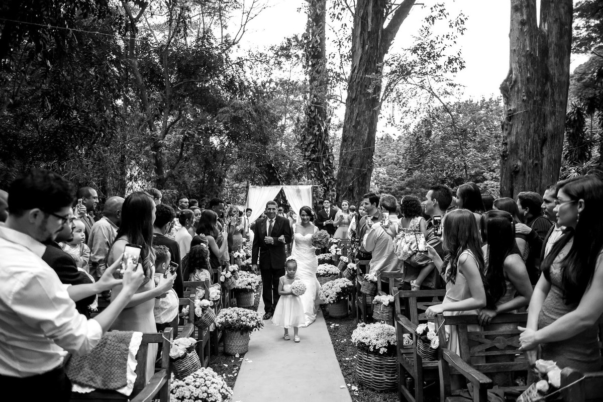 pai e noiva entrando no corredor