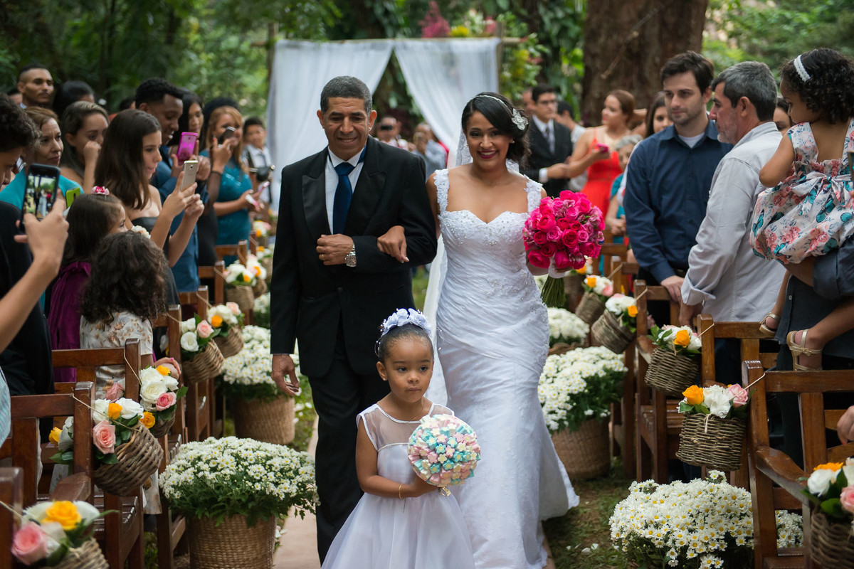 pai e noiva entrando no corredor