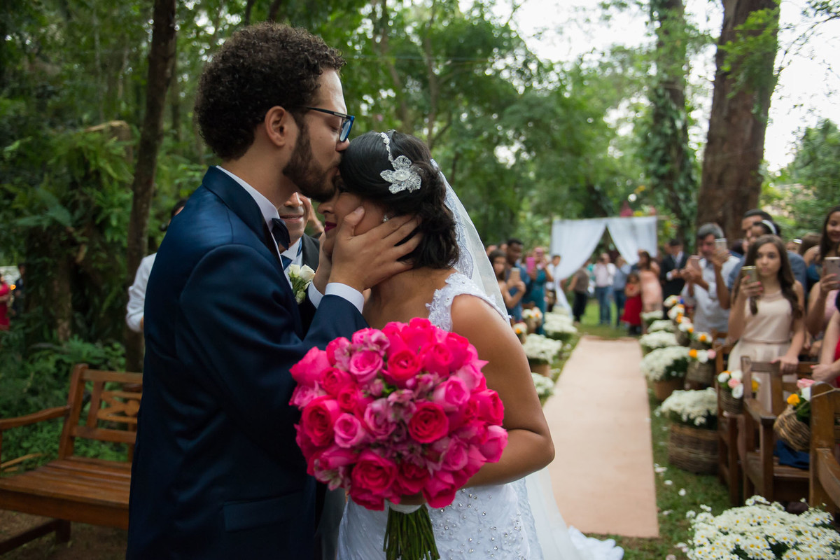 noivo recebendo a noiva com um beijo na testa