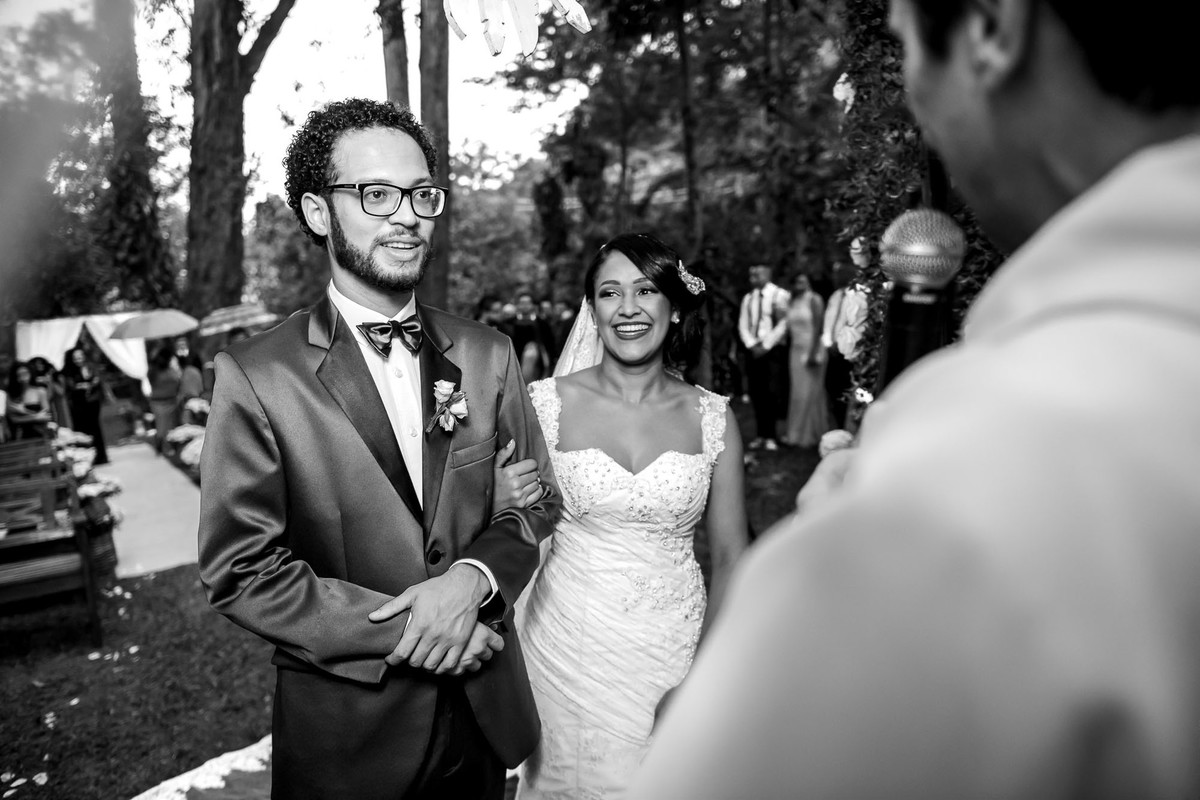 cerimonia com os noivos sorrindo