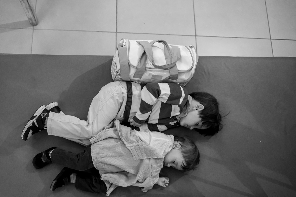 crianças domingo em banco durante a cerimonia do casamento