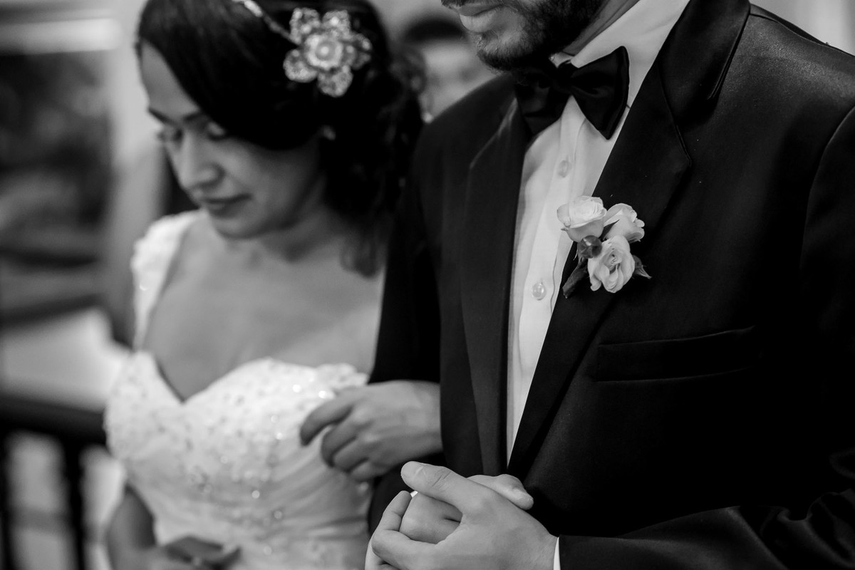 noivos de braços entrelaçados durante a cerimonia