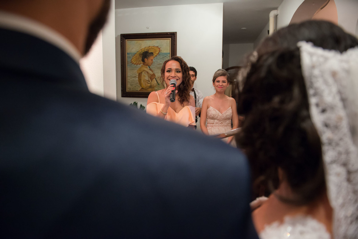 madrinha canta o salmo durante a cerimonia