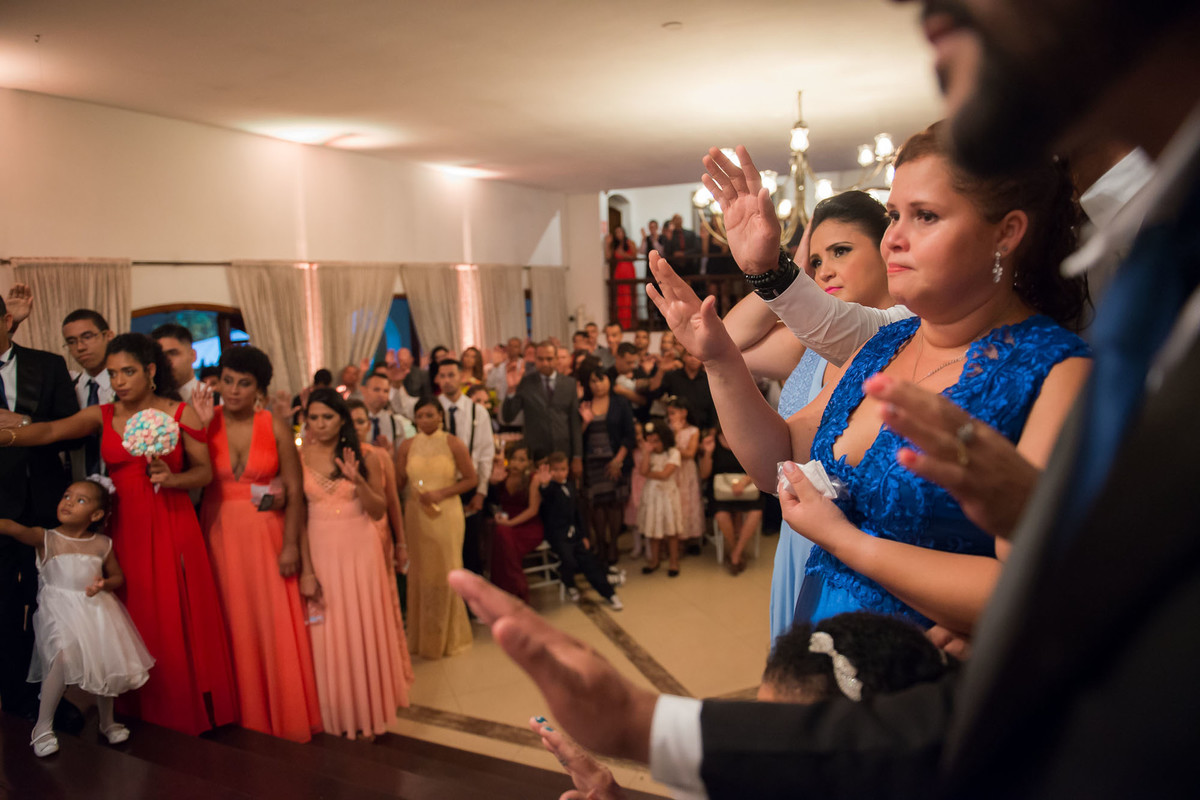 convidados abençoando os noivos