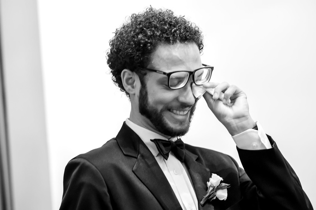 noivo limpa lagrimas emocionado