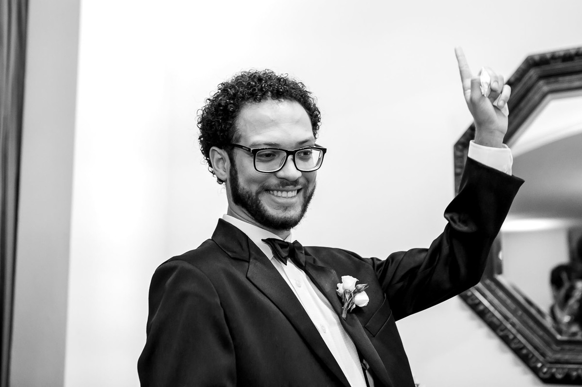 noivo comemora sorrindo