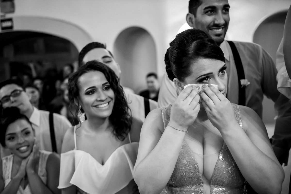 madrinha chorando durante a cerimonia
