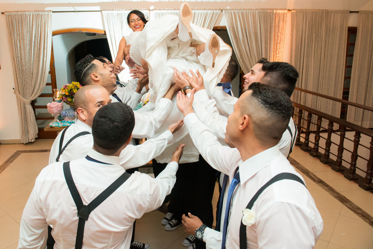 padrinhos jogam a noiva para o alto