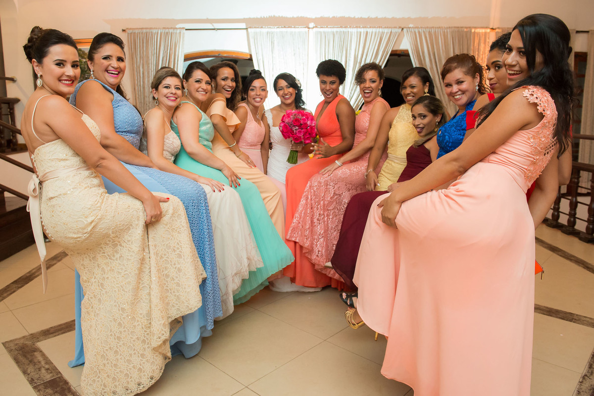 madrinhas brincam com a noiva