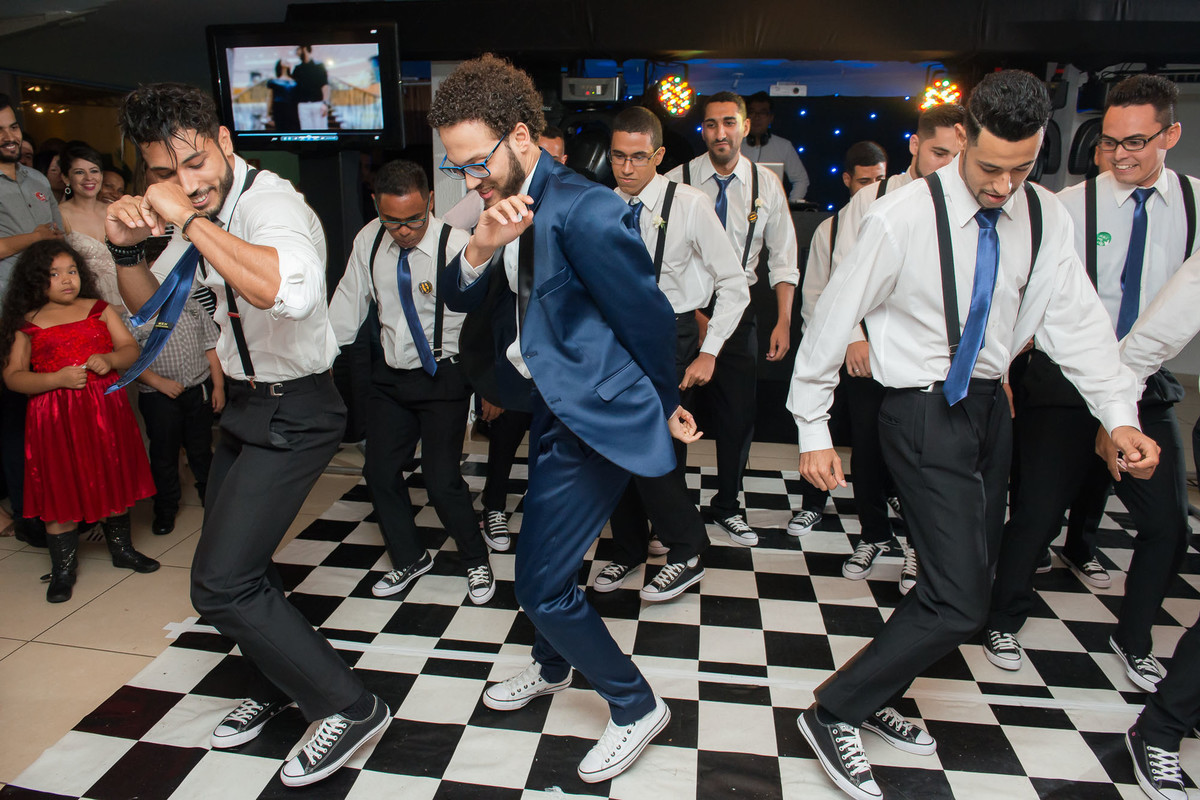 dança dos noivos com os padrinhos