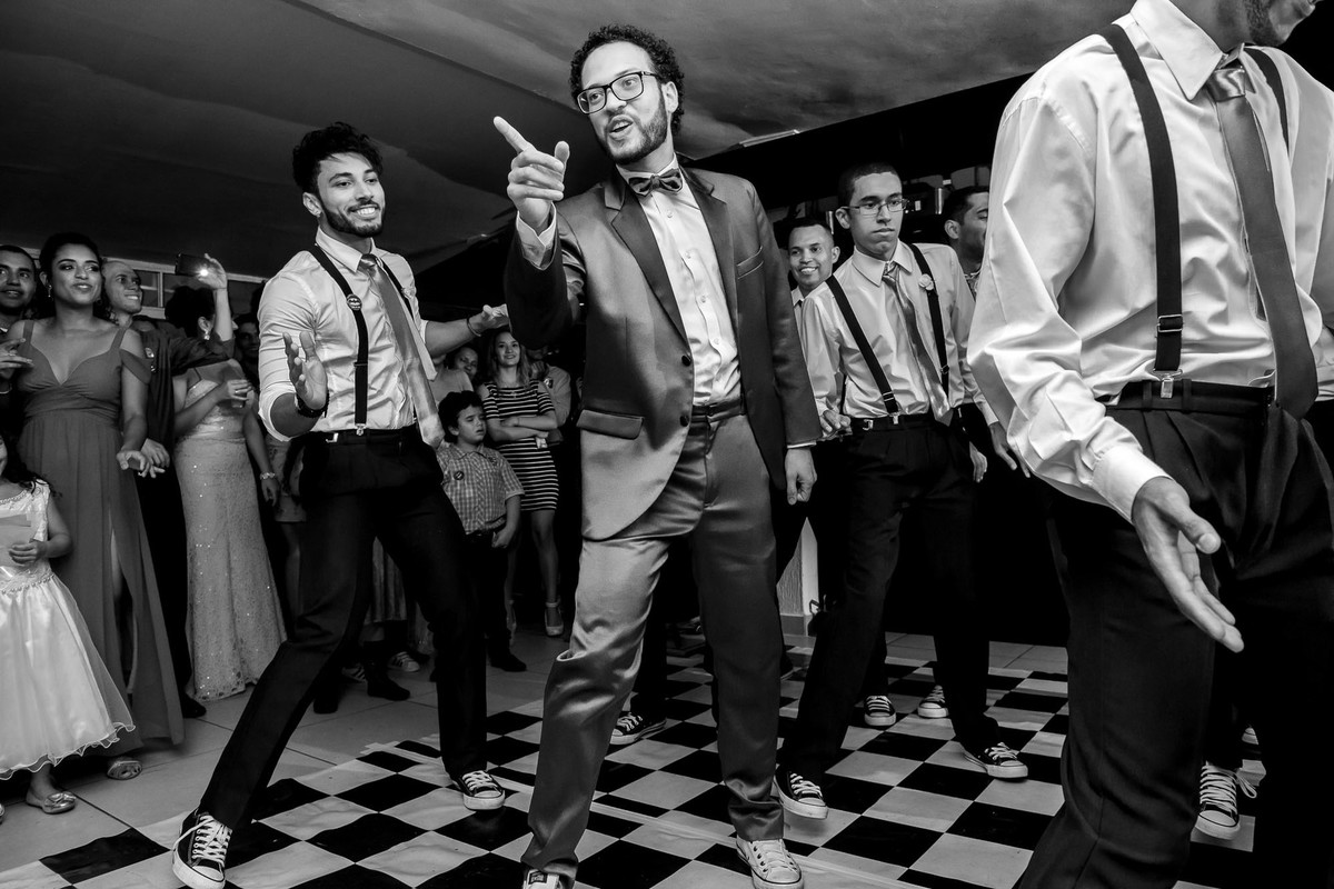 dança dos noivos com os padrinhos