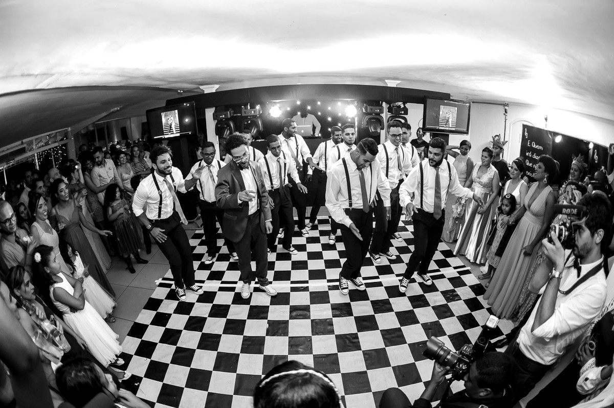 dança dos noivos com os padrinhos