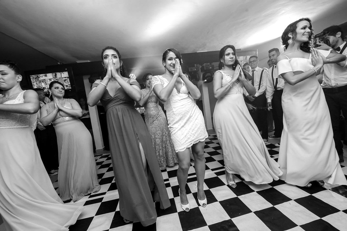 dança dos noivos com os padrinhos