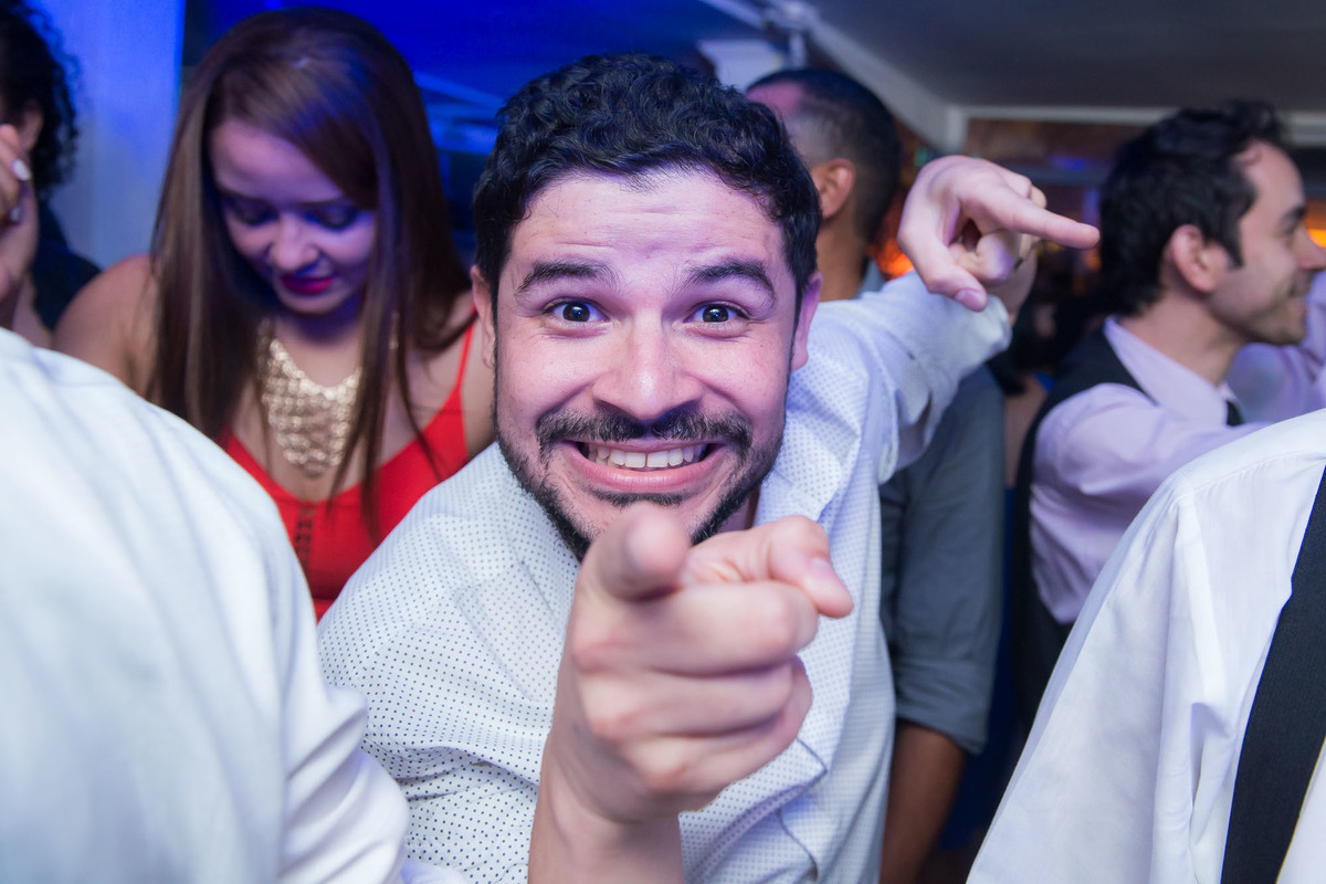 convidados dançando durante a balada