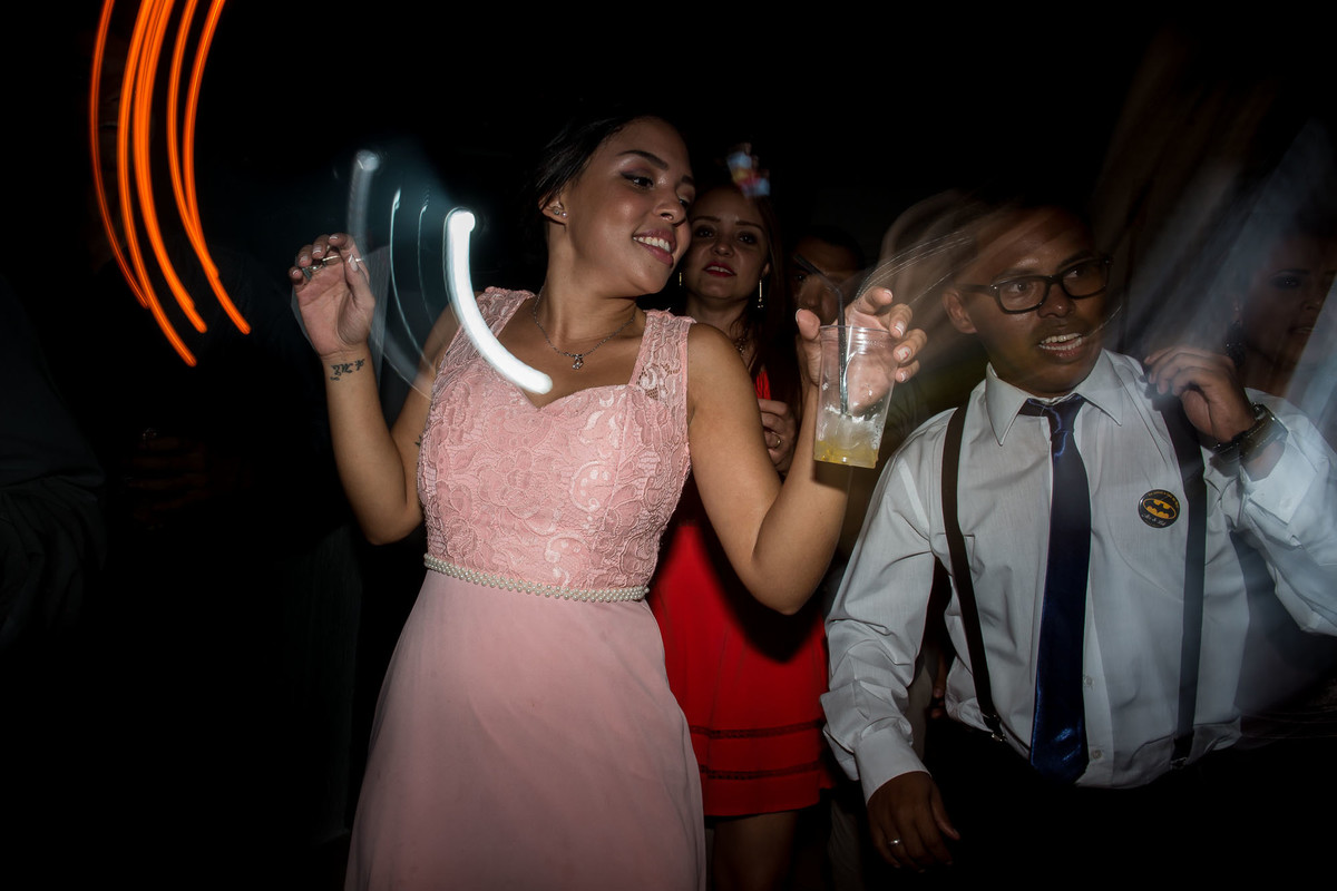 convidados dançando durante a balada