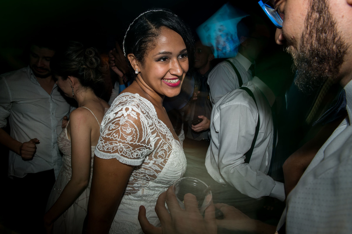 convidados dançando durante a balada
