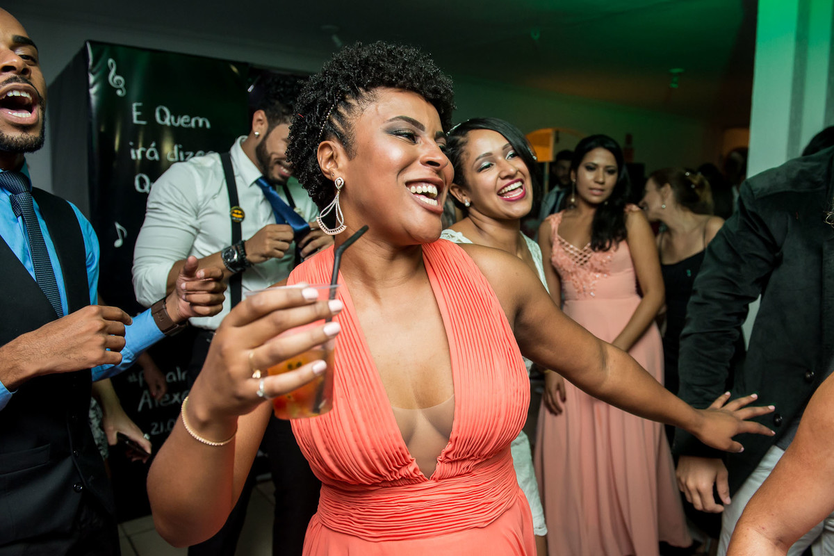 convidados dançando durante a balada