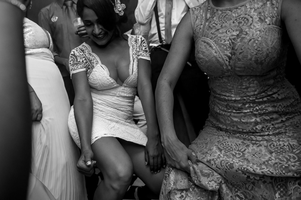 noiva dançando na balada