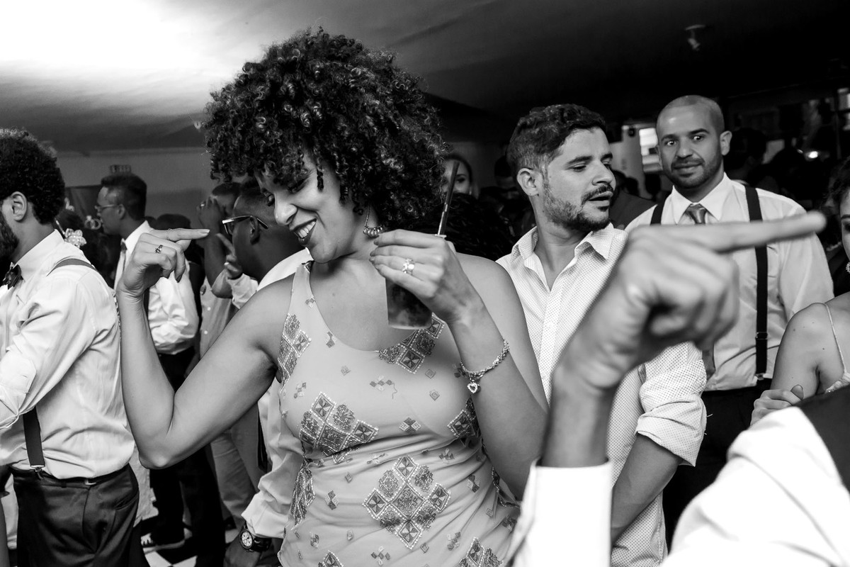 convidados dançando durante a balada
