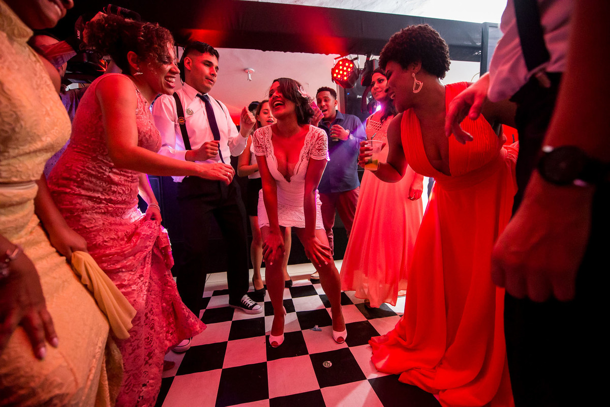 noiva dançando na balada