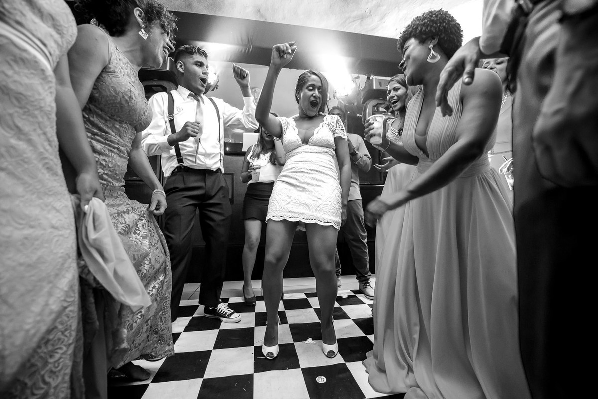 noiva dançando na balada