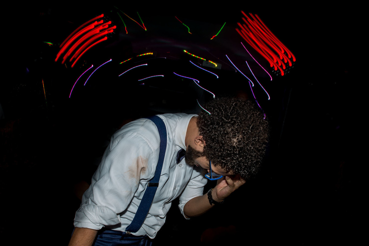 noivo dançando na balada