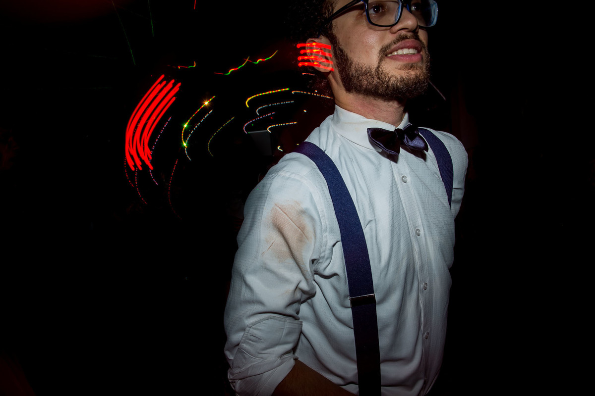 noivo dançando na balada