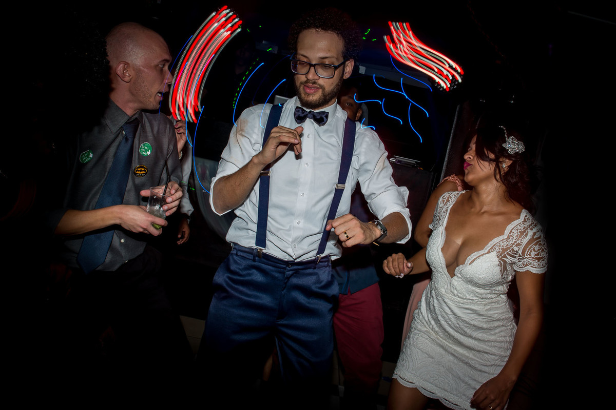 noivo dançando na balada