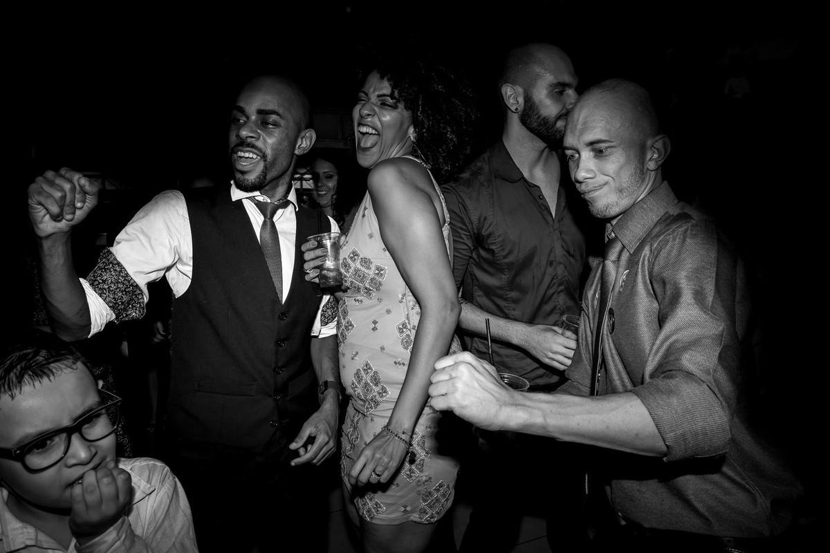 convidados dançando durante a balada