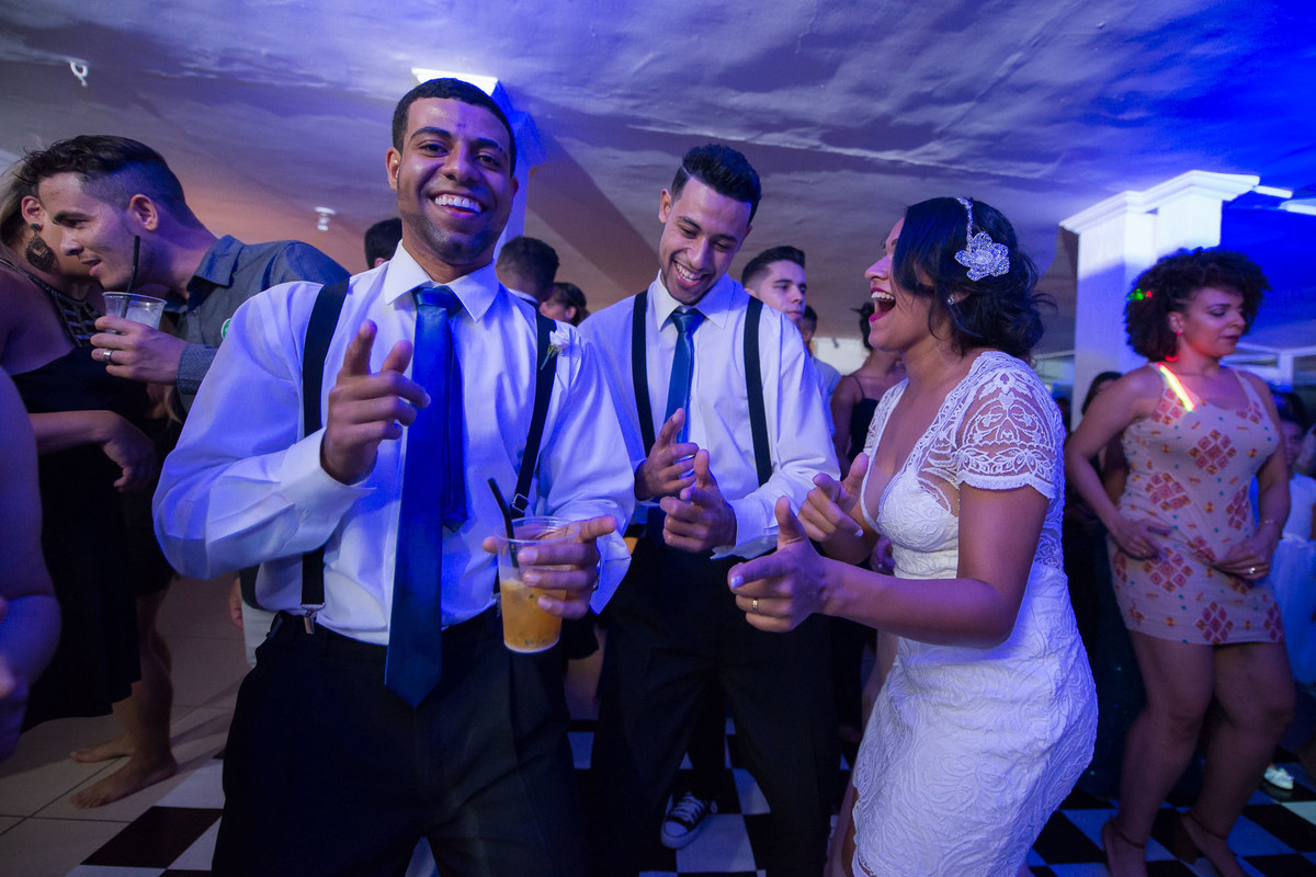 convidados dançando durante a balada
