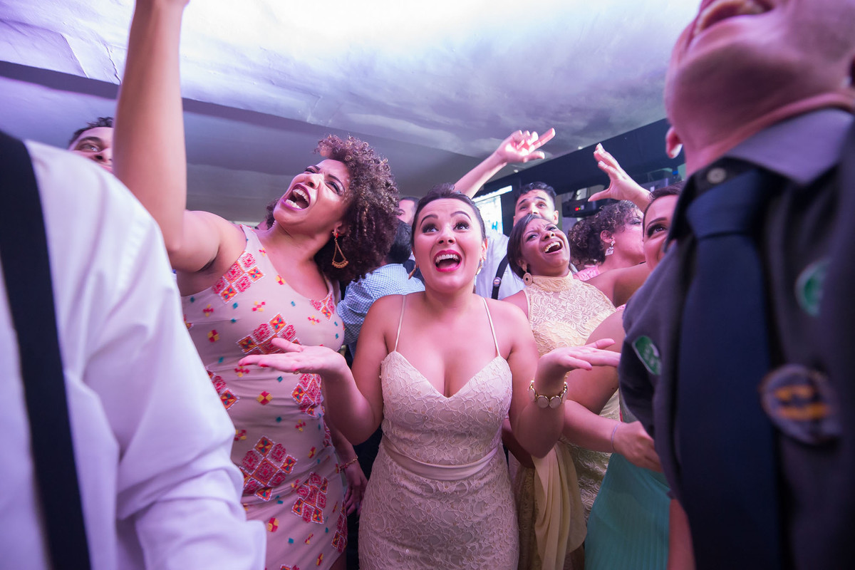 convidados dançando durante a balada