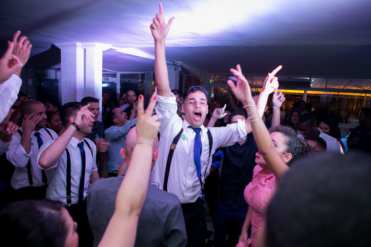 convidados dançando durante a balada