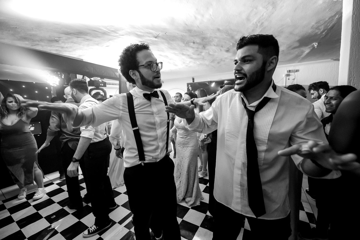 convidados dançando durante a balada