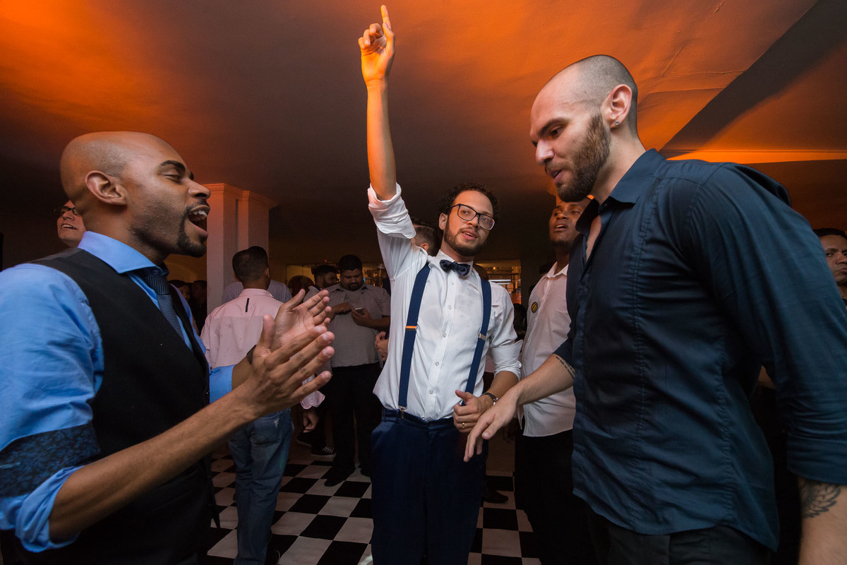 convidados dançando durante a balada