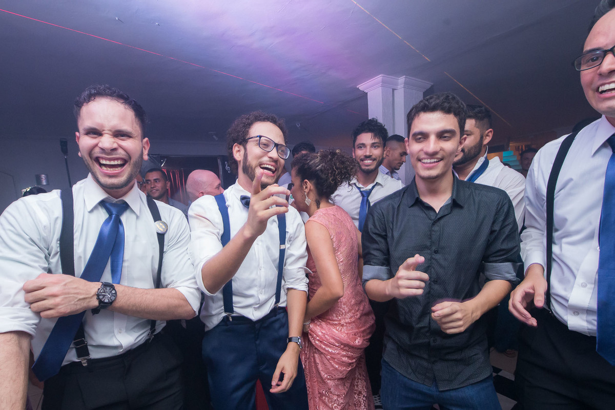 convidados dançando durante a balada