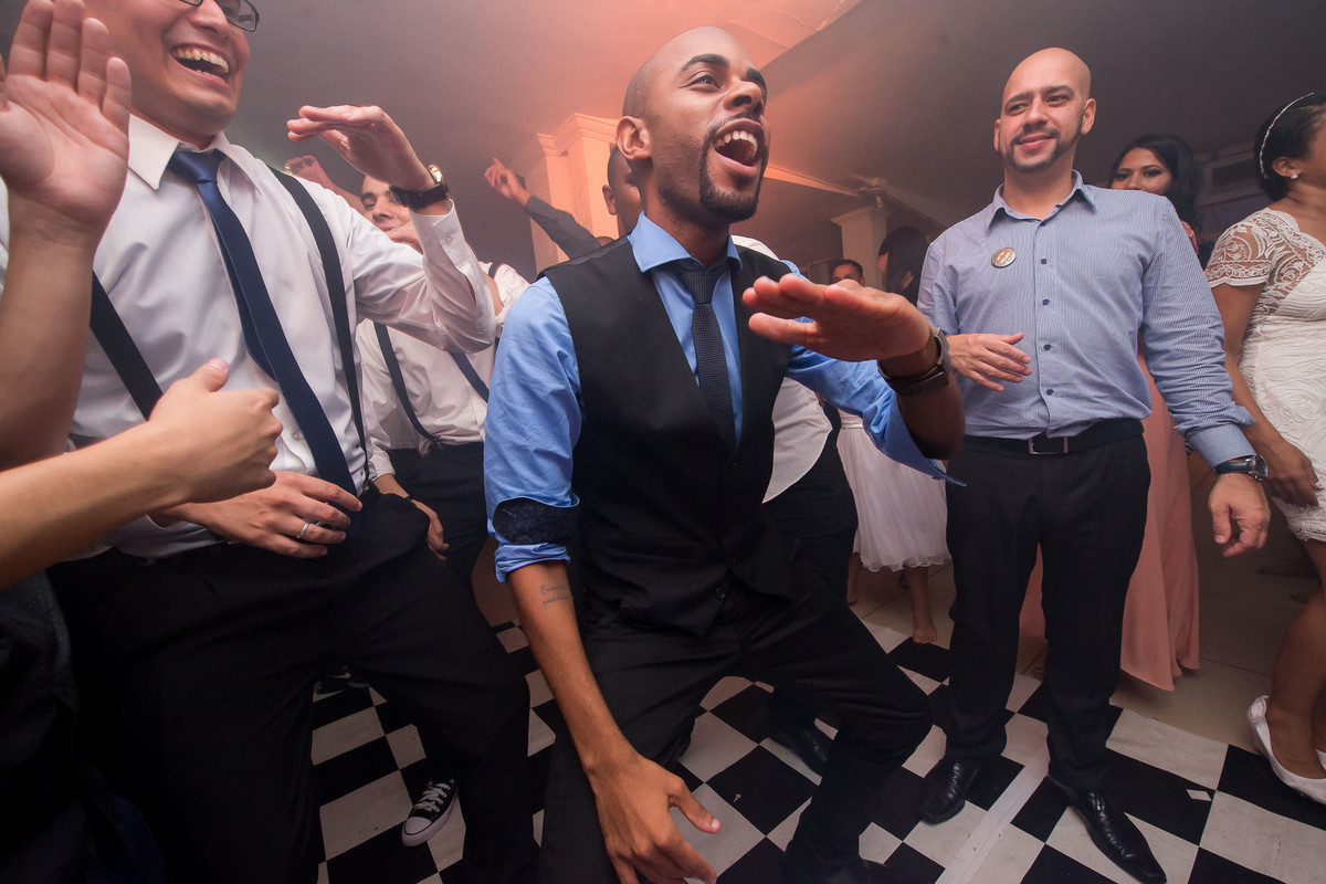 convidados dançando durante a balada