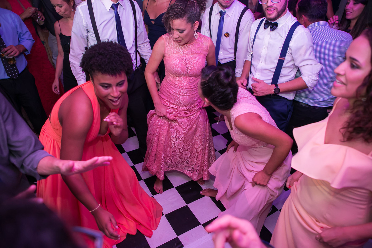 convidados dançando durante a balada