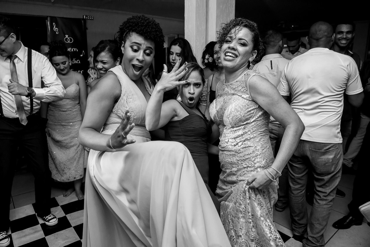 convidados dançando durante a balada
