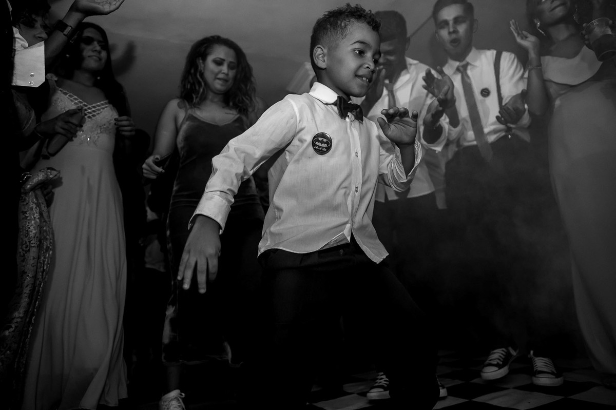 convidados dançando durante a balada