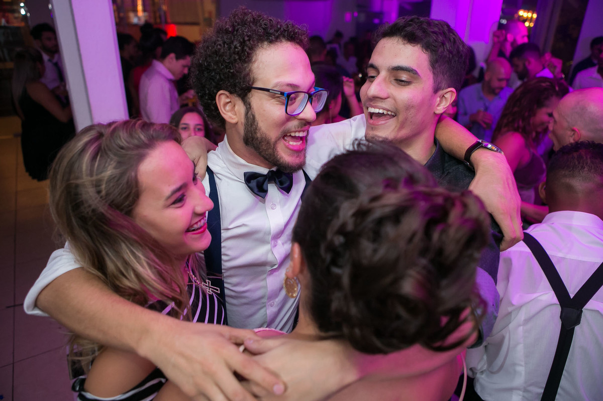 convidados dançando durante a balada