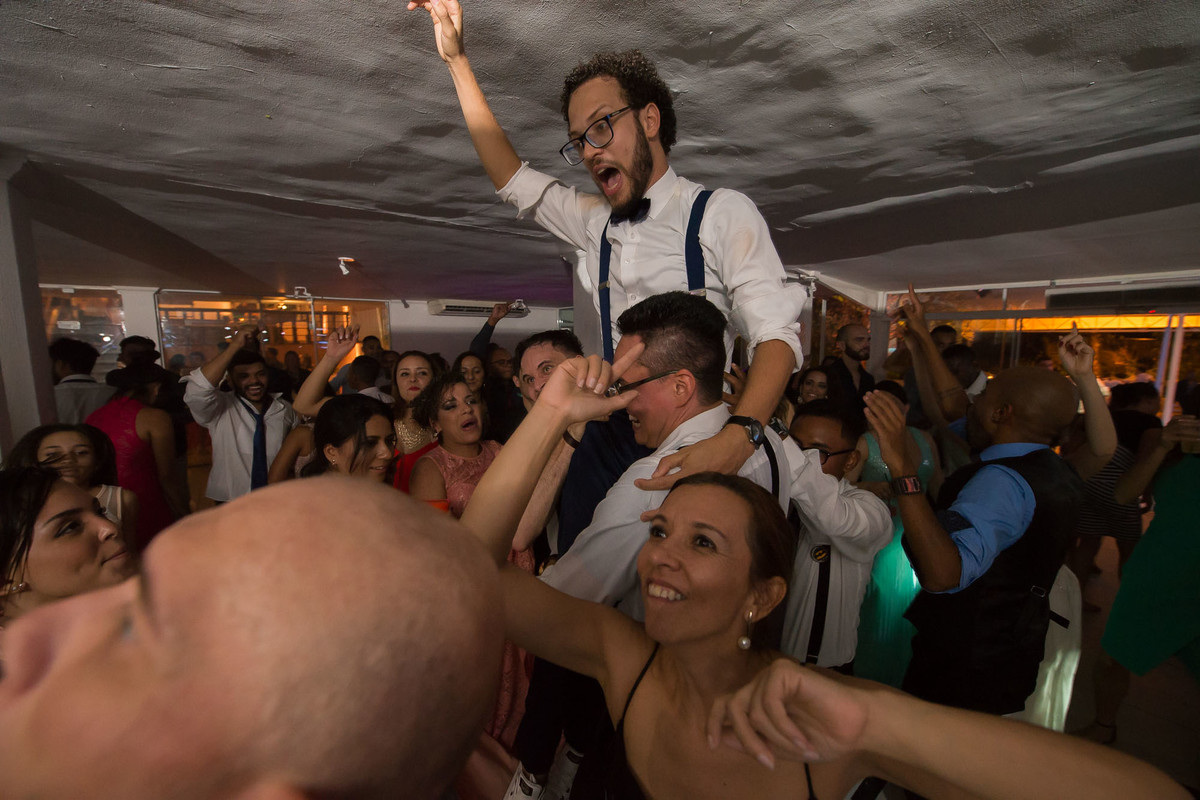 convidados levando o noivo na pista de dança