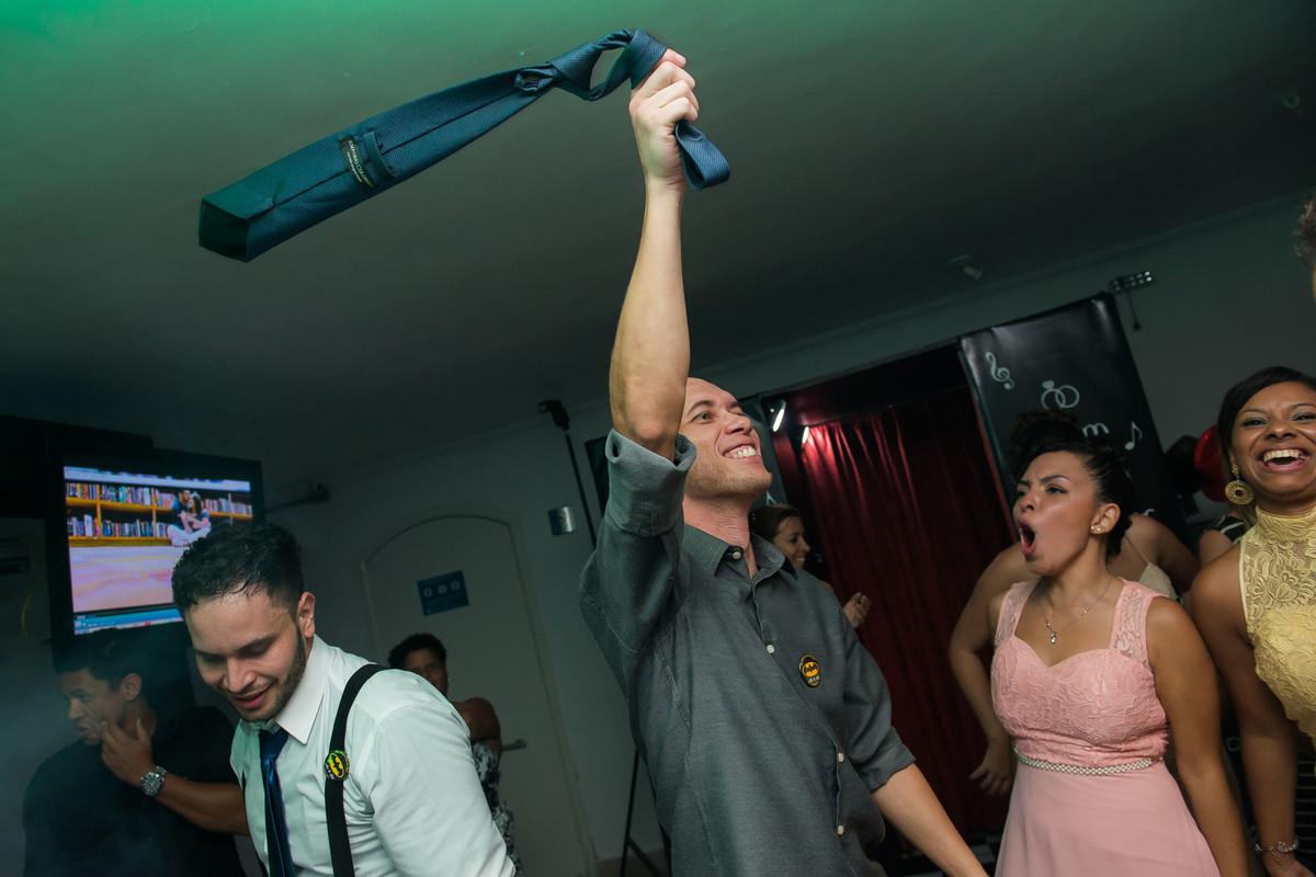 convidados dançando durante a balada